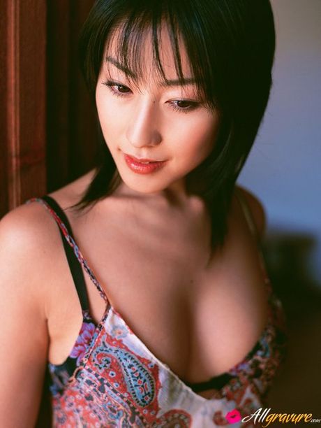 Sensual gravure idol beauty enchants with her perfect body